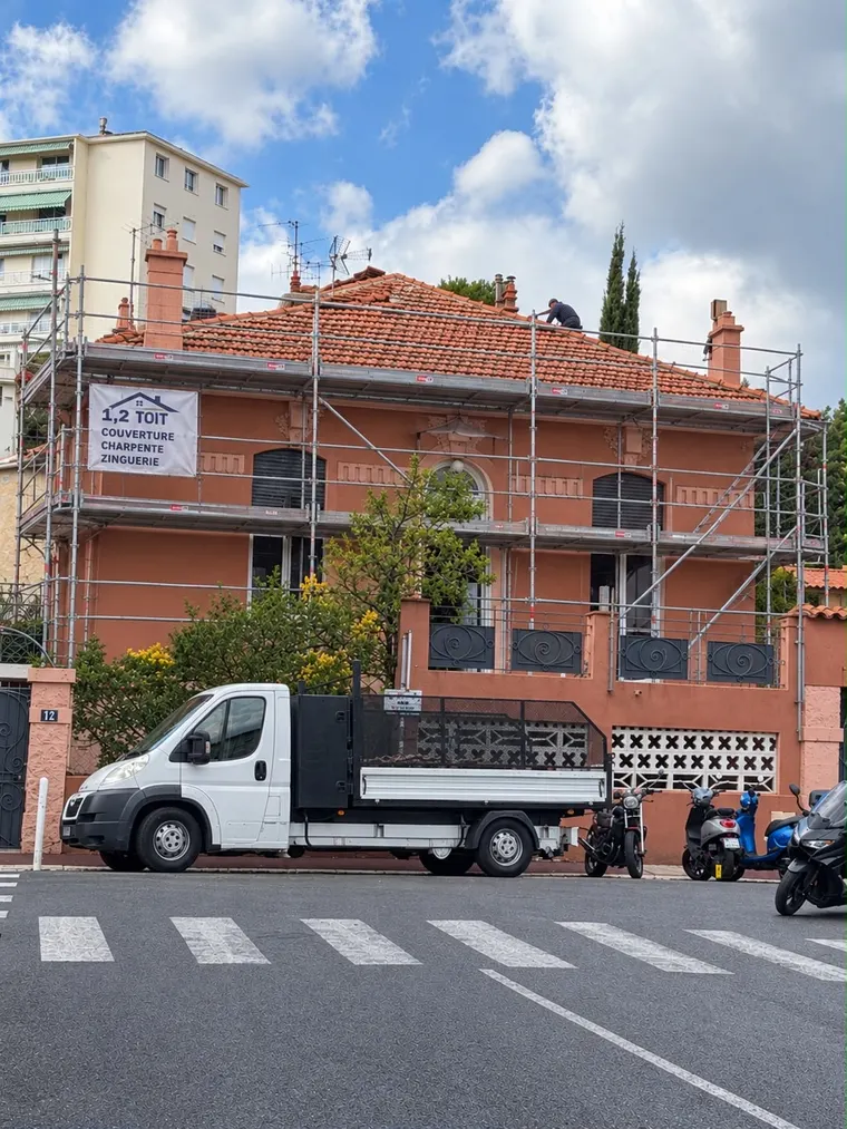 L'équipe de 1,2,TOITS sur un chantier de couverture à Pégomas